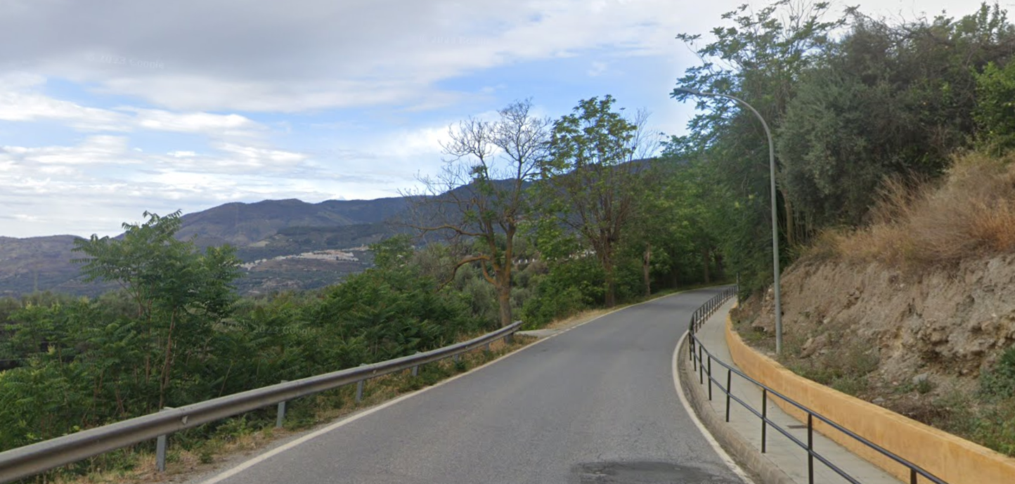 muere-un-hombre-de-53-anos-al-caer-un-camion-por-un-barranco-en-lecrin