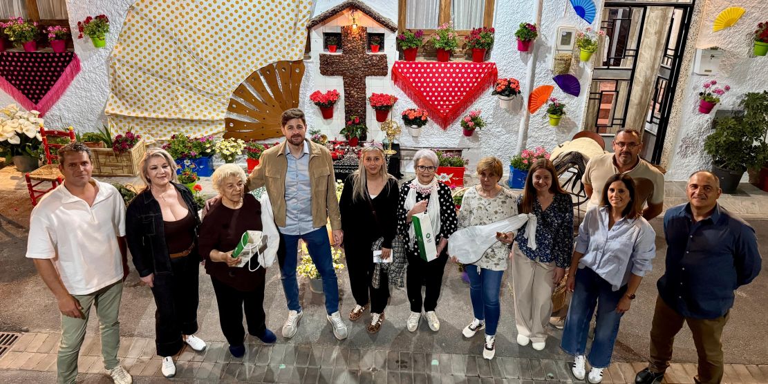 una-veintena-de-cruces-llenan-de-color-y-alegria-las-calles-plazas-y-rincones-de-lanjaron
