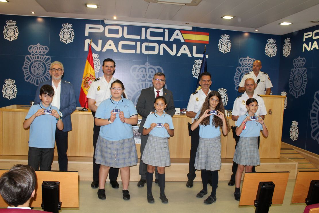 la-policia-nacional-entrega-en-granada-los-carnes-de-ciberexpert-a-76-ninos-y-ninas-de-dos-centros-educativos-de-la-capital
