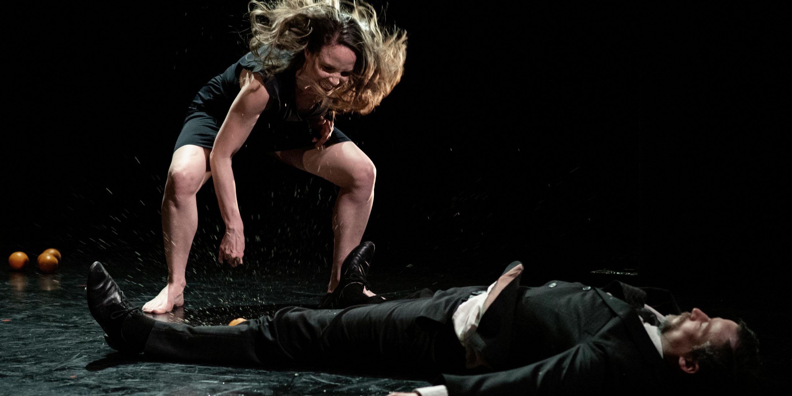 la-compania-britanica-de-danza-teatro-gandini-juggling-actua-los-dias-9-y-10-de-mayo-en-el-teatro-alhambra