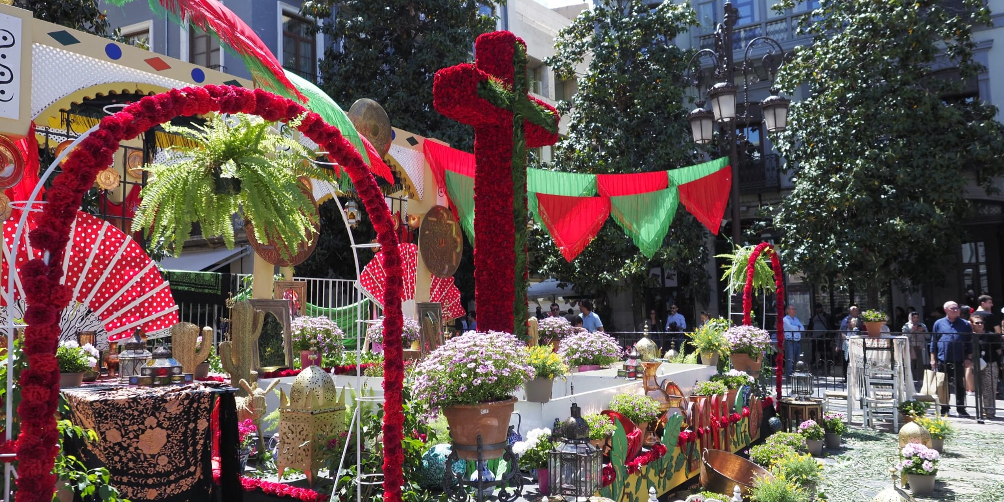 el-ayuntamiento-de-granada-da-a-conocer-los-premiados-del-concurso-de-cruces-2025