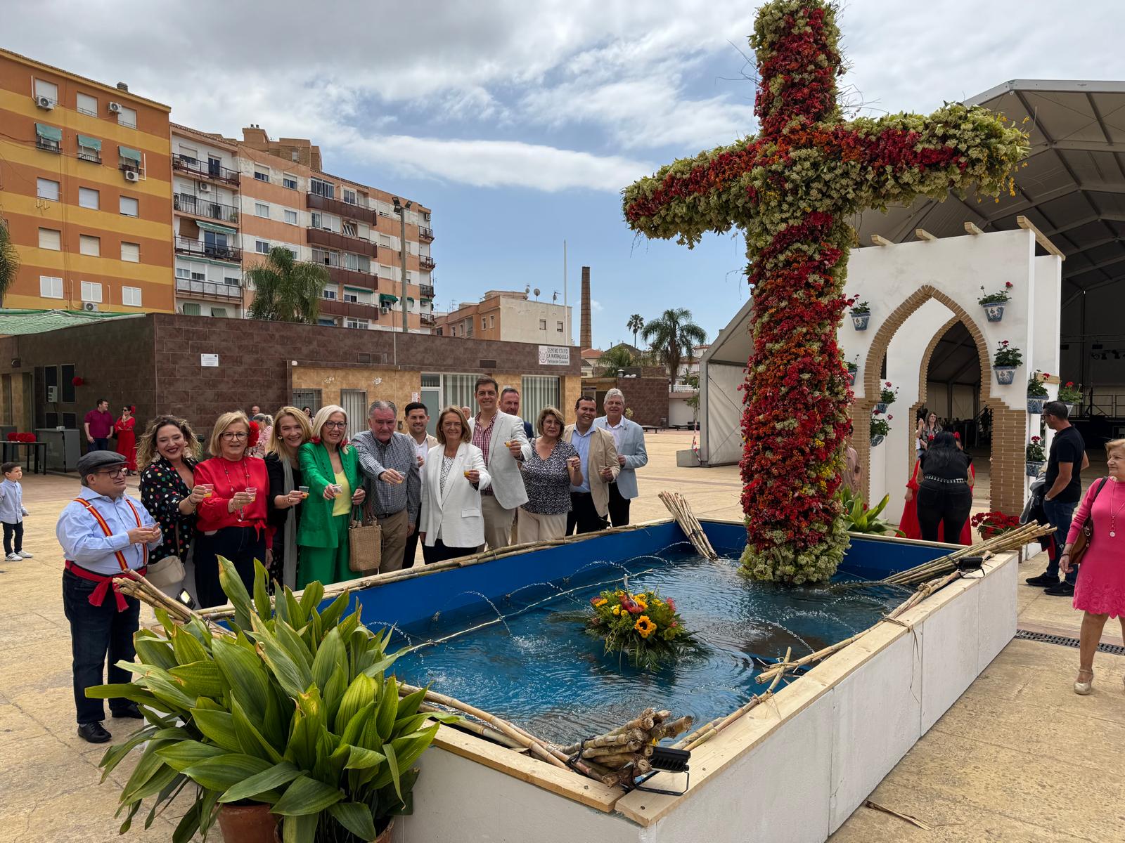 la-alcaldesa-de-motril-luisa-garcia-chamorro-inaugura-las-cruces-de-mayo-2025-en-la-plaza-de-la-coronacion