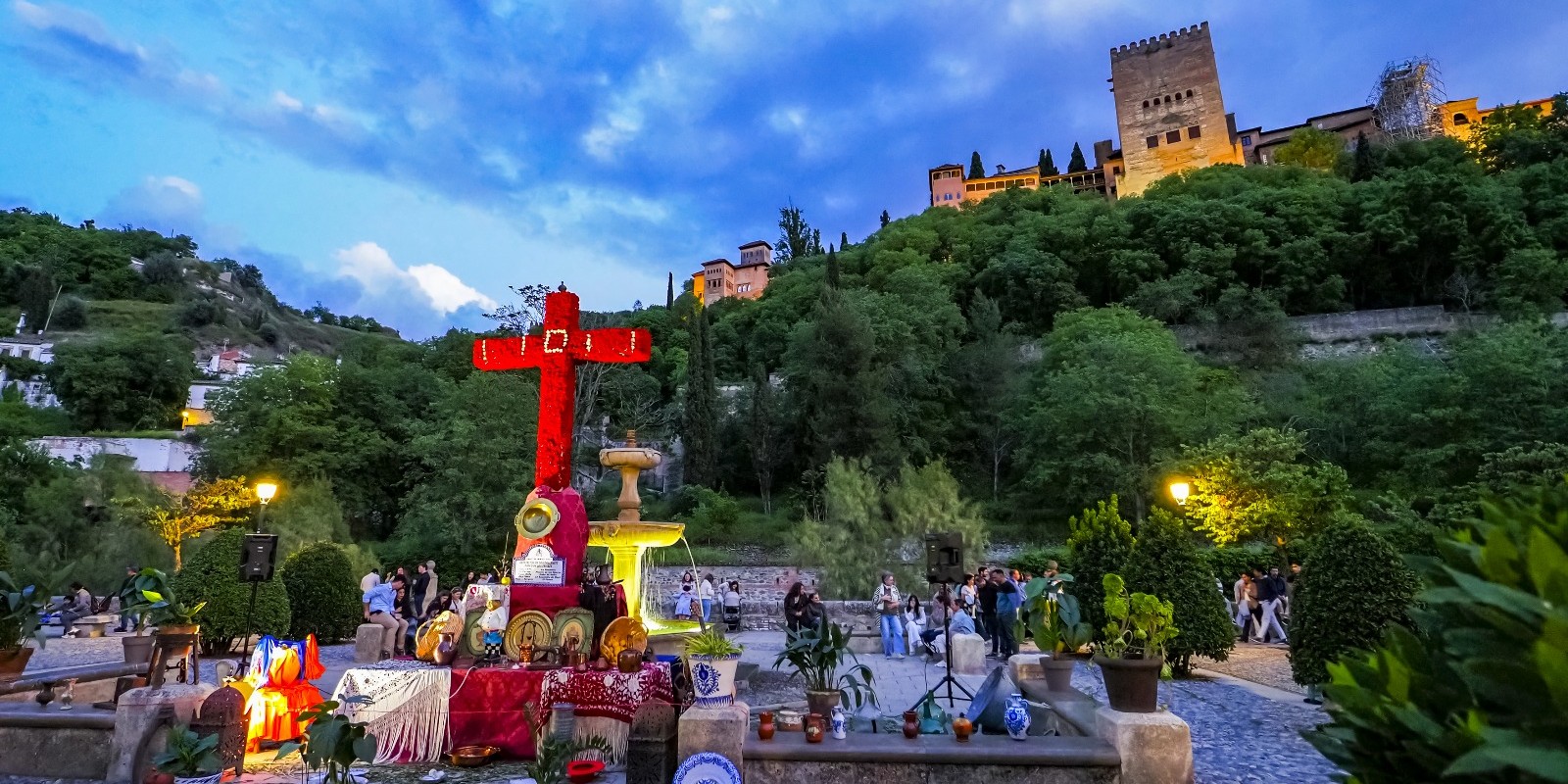 granada-florece-con-sus-cruces-de-mayo-2025-tradicion-arte-y-alegria-en-cada-rincon