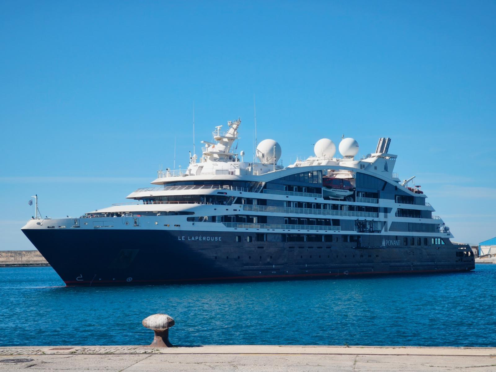 el-crucero-de-lujo-le-laperouse-hace-su-primera-escala-en-motril-con-123-pasajeros-y-refuerza-el-turismo-sostenible-fuera-de-temporada
