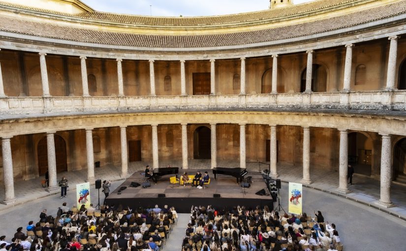 Granada: Pablo López, Alejandro Roemmers y Antonio José funden literatura y música en un encuentro emotivo y vitalista en el corazón de la Alhambra