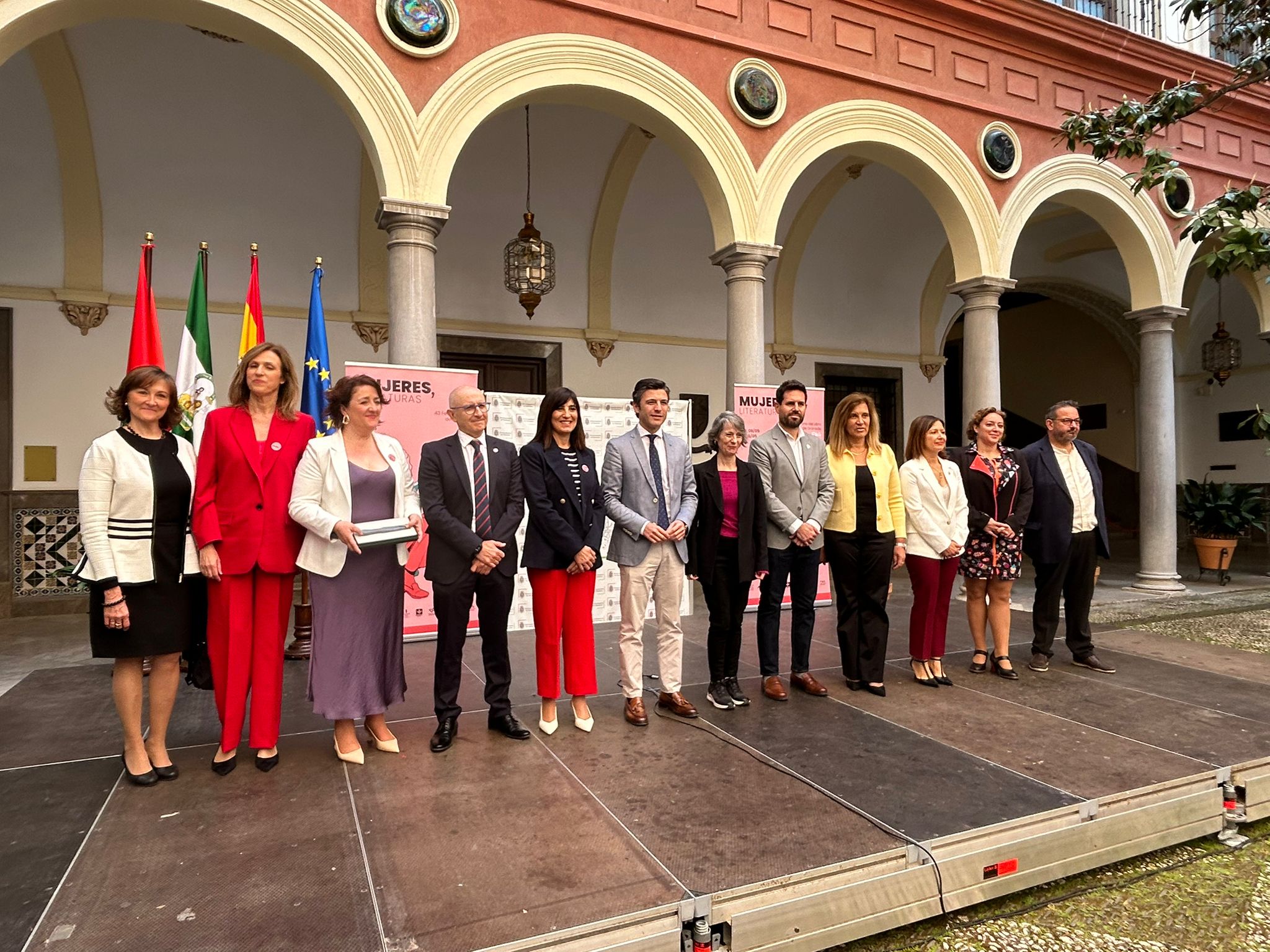 el-patio-del-ayuntamiento-acoge-el-acto-de-apertura-de-la-43a-feria-del-libro-de-granada