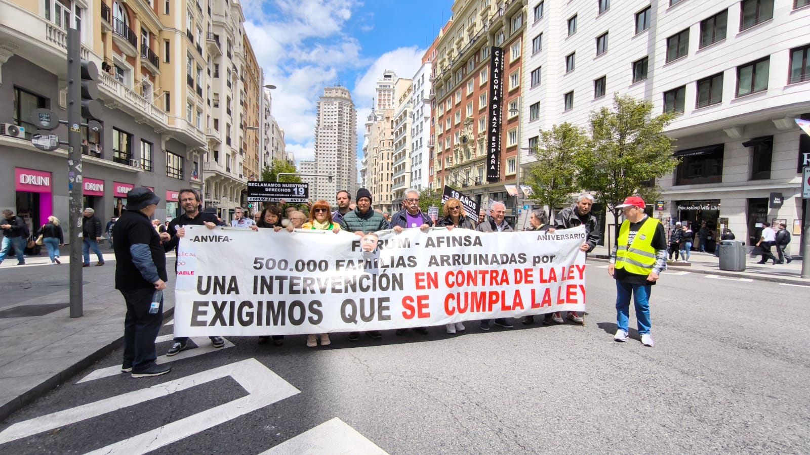 afectados-por-forum-y-afinsa-vuelven-a-las-calles-en-madrid-para-exigir-la-devolucion-de-sus-ahorros-tras-19-anos-de-espera