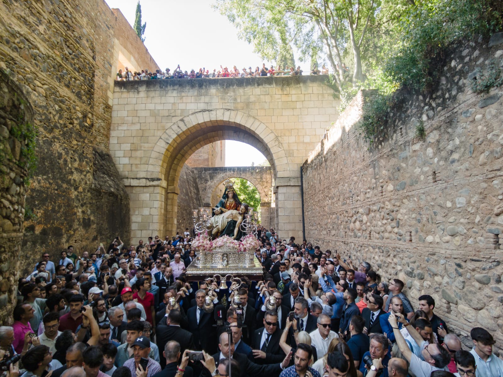 multitudinario-y-emotivo-traslado-de-nuestra-senora-de-las-angustias-coronada-a-la-basilica-de-san-juan-de-dios
