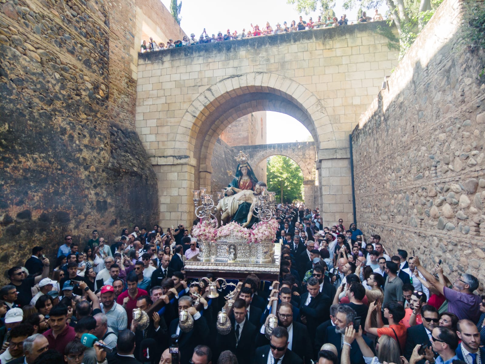 multitudinario-y-emotivo-traslado-de-nuestra-senora-de-las-angustias-coronada-a-la-basilica-de-san-juan-de-dios
