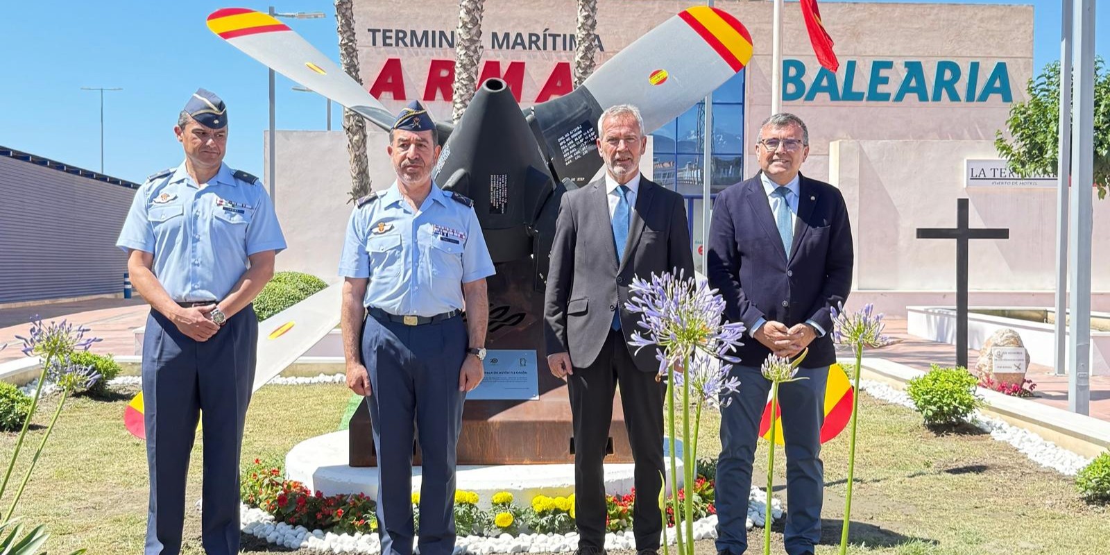 el-puerto-de-motril-y-el-ejercito-del-aire-y-del-espacio-refuerzan-su-vinculo-con-la-instalacion-de-una-helice-del-p-3-orion-como-simbolo-de-union-civil-y-militar