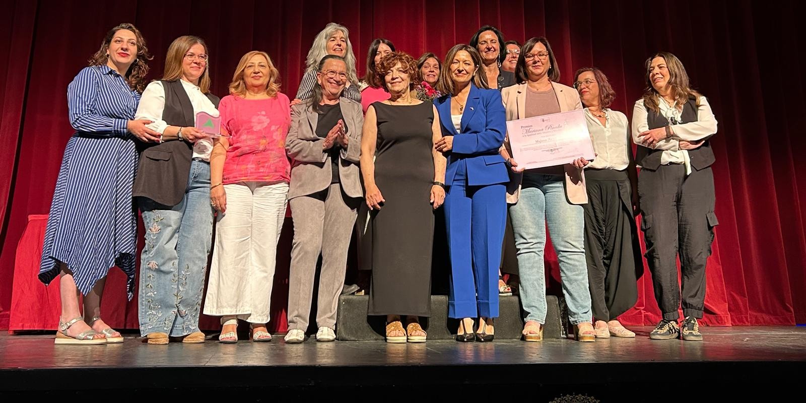 la-historiadora-socorro-robles-vizcaino-y-la-asociacion-de-mujeres-politologas-ganadoras-de-la-xi-edicion-de-los-premios-mariana-pineda-que-concede-el-ayuntamiento