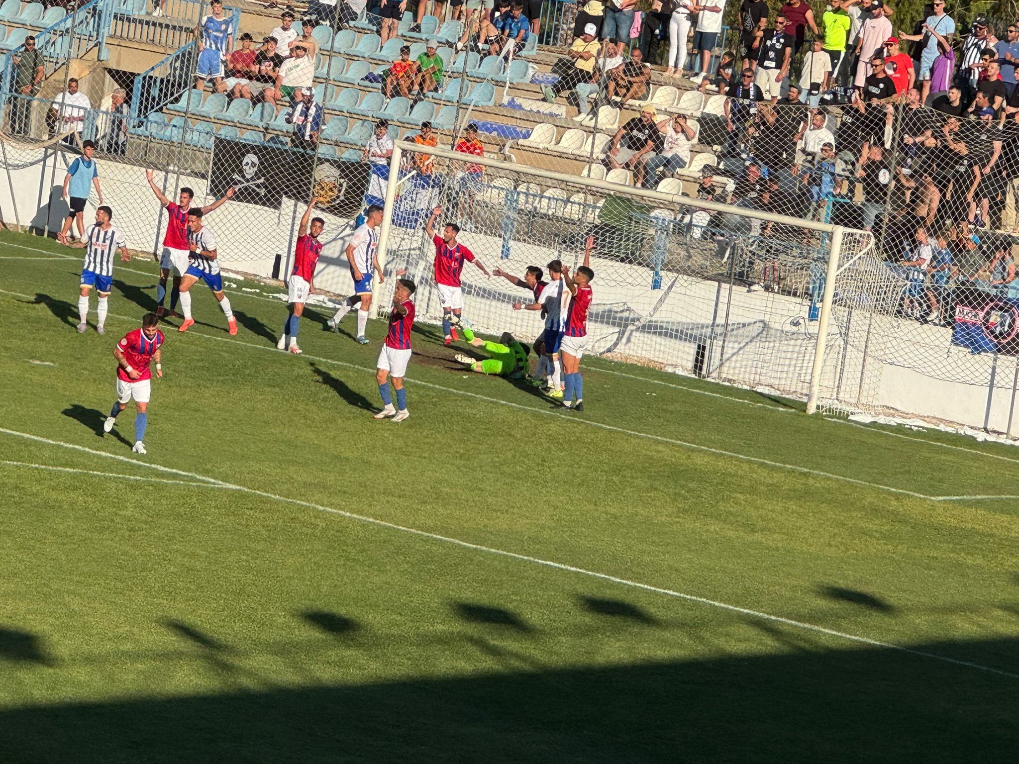 motril-aprieta-la-aficion-empuja-y-la-remontada-aun-es-posible-empate-a-cero-en-el-primer-tiempo