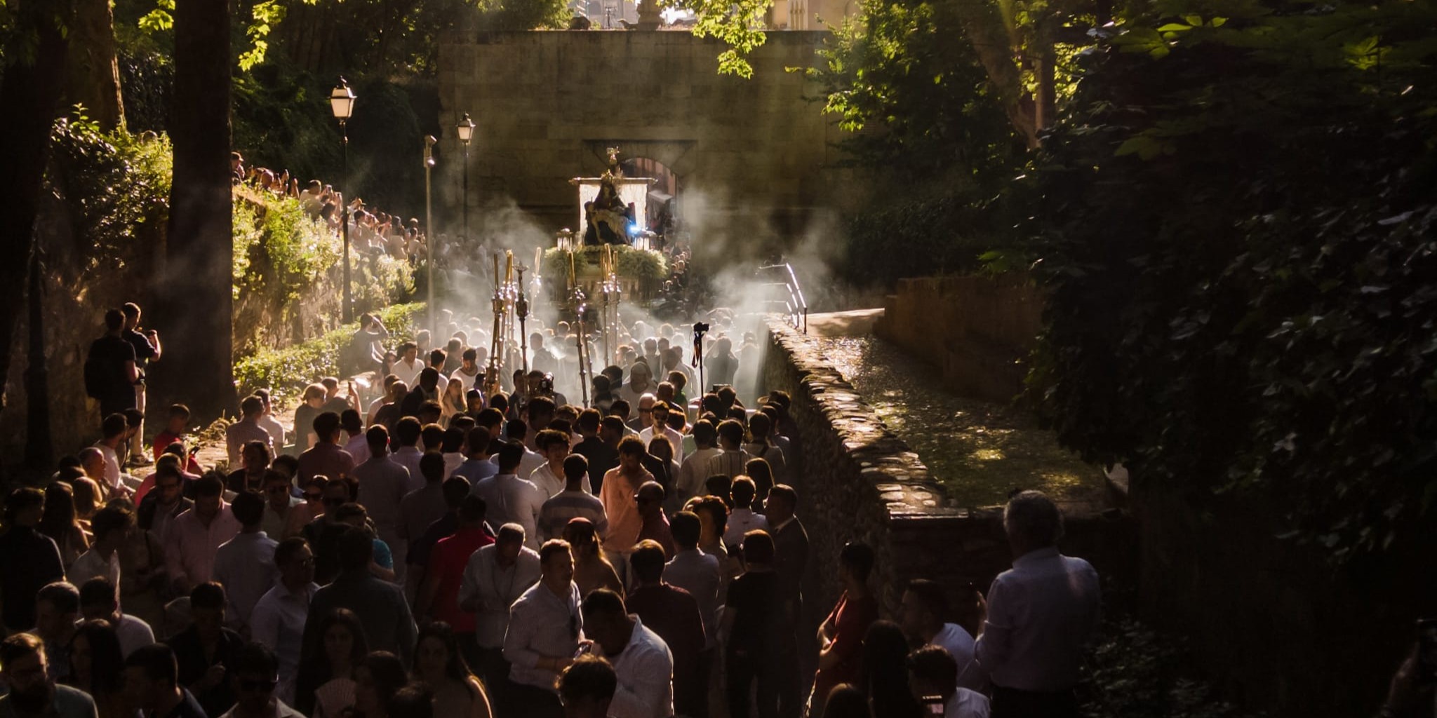 granada-se-rinde-a-su-reina-nazari-multitudinaria-salida-extraordinaria-por-el-xxv-aniversario-de-la-coronacion-de-la-virgen-de-la-alhambra