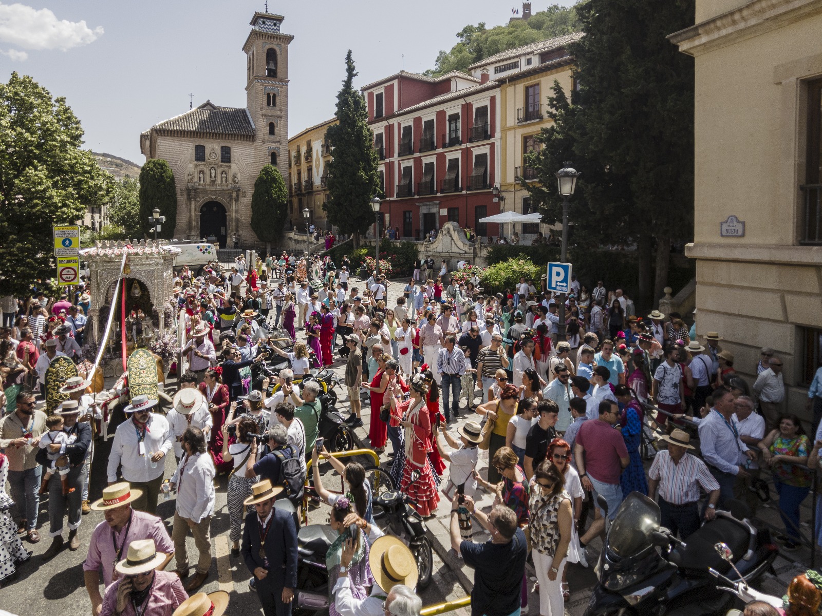 granada-inicia-su-peregrinacion-al-rocio-con-55-carretas-90-caballos-y-un-amplio-dispositivo-de-seguridad