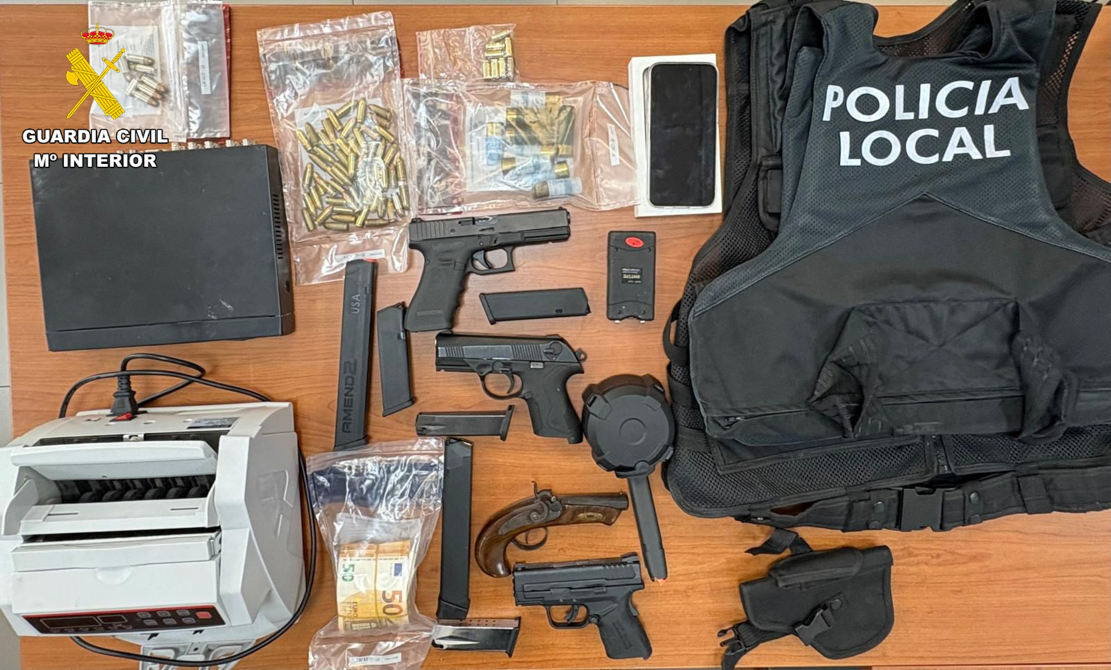 la-guardia-civil-detiene-a-un-individuo-por-un-delito-de-tenencia-de-armas-y-trafico-de-drogas-en-ogijares