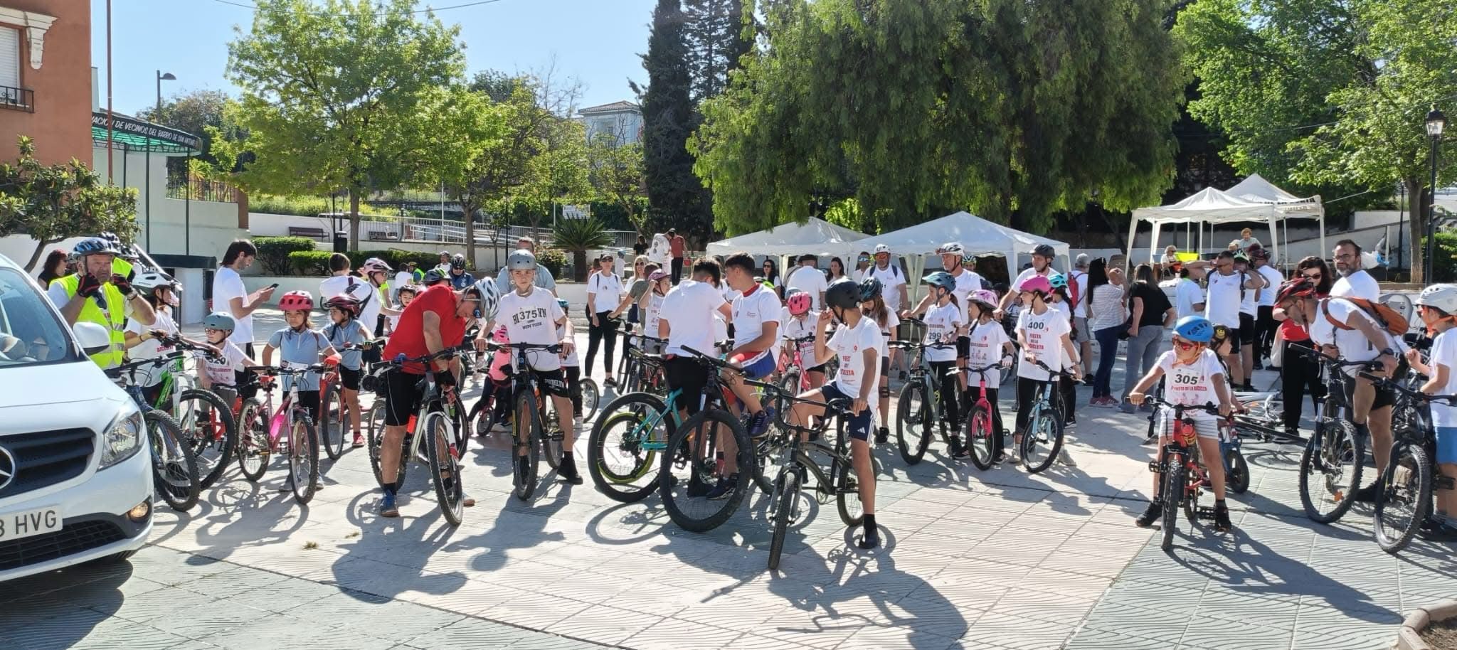 el-dia-de-la-bicicleta-de-la-zubia-bate-un-record-de-participacion-con-mas-de-200-ciclistas