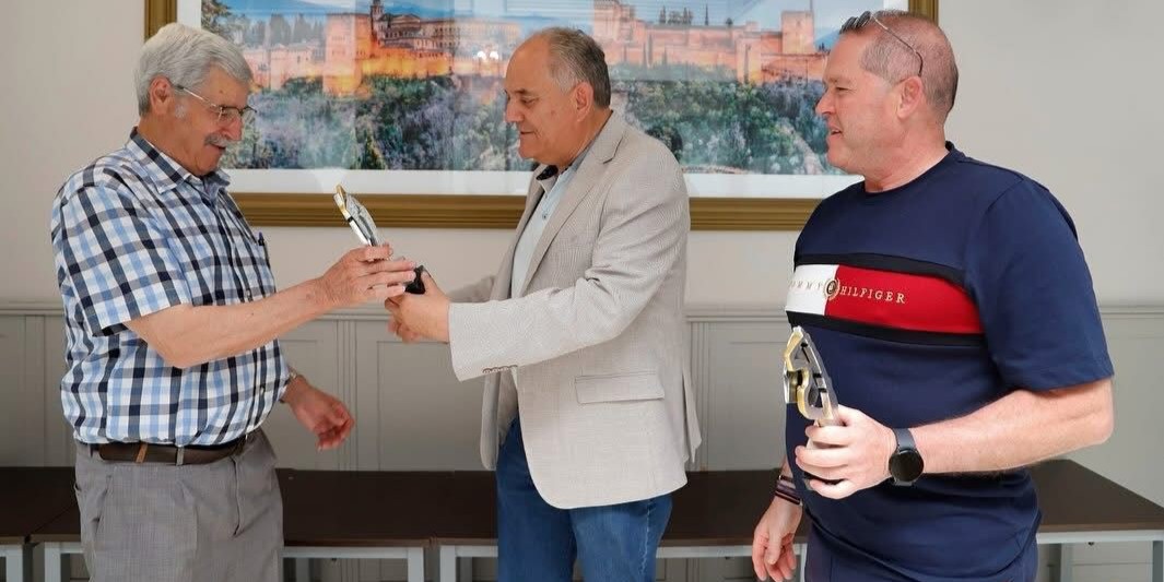 huetor-tajar-manuel-perez-y-antonio-rodriguez-ganan-el-torneo-de-domino-para-jubilados-de-huetor-tajar