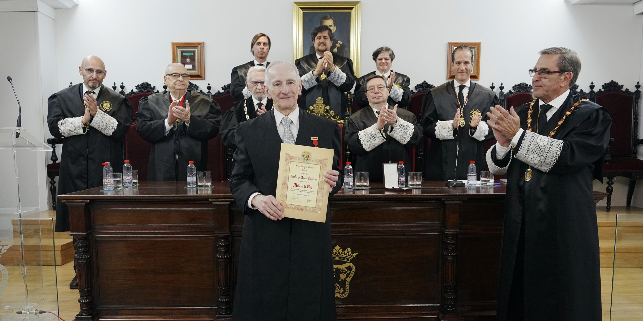 la-abogacia-granadina-entrega-la-medalla-de-oro-a-enrique-ceres-ruiz-maestro-de-maestros-del-derecho-penal