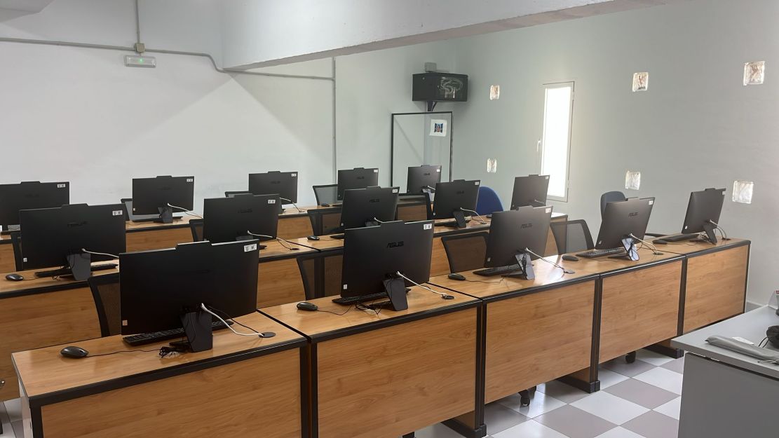 el-ayuntamiento-de-almunecar-renueva-los-equipos-informaticos-del-aula-de-formacion-del-estadio-municipal-francisco-bonet