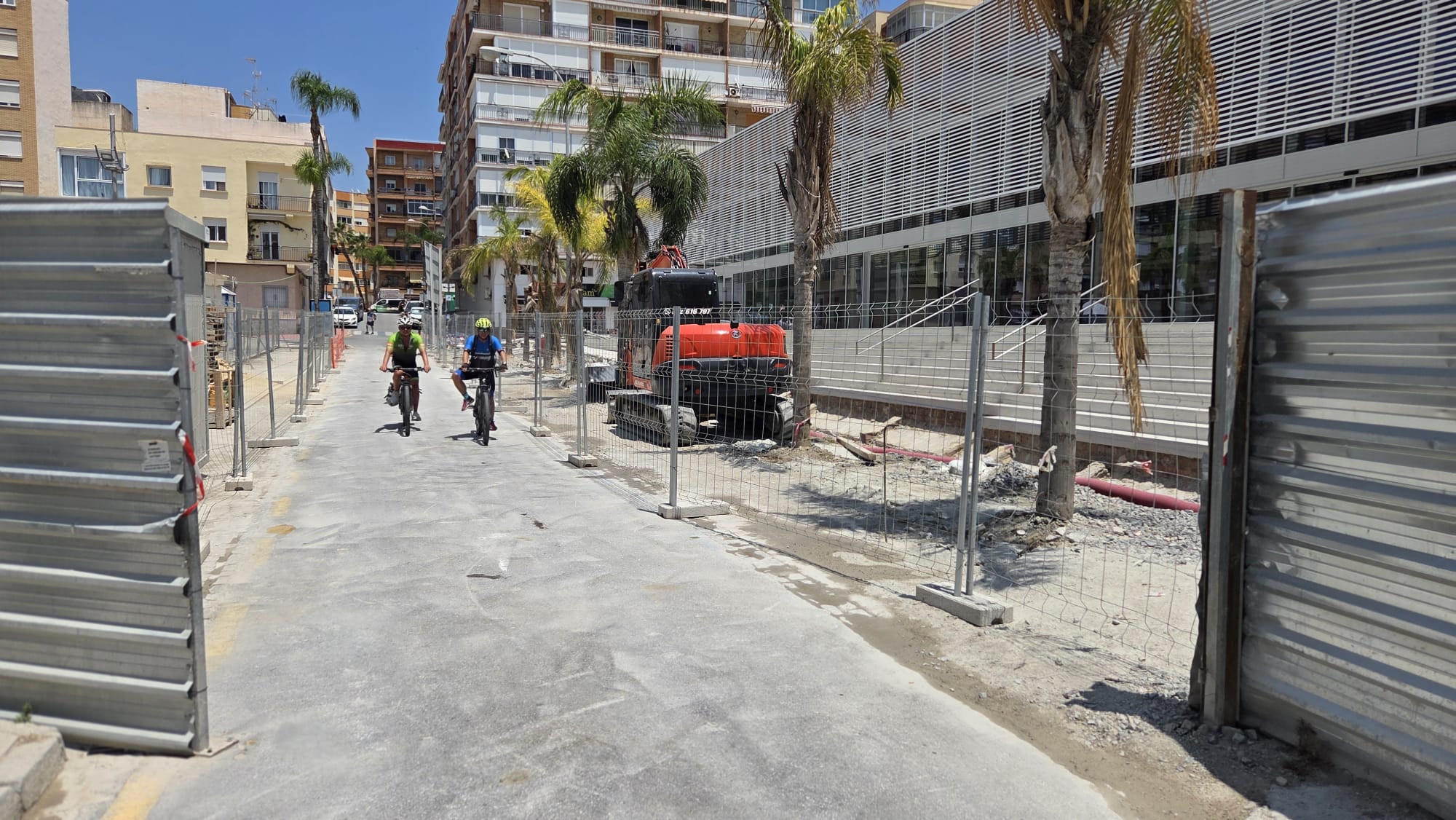 almunecar-reabre-al-trafico-rodado-la-avenida-de-europa-tras-los-trabajos-exteriores-del-mercado-municipal
