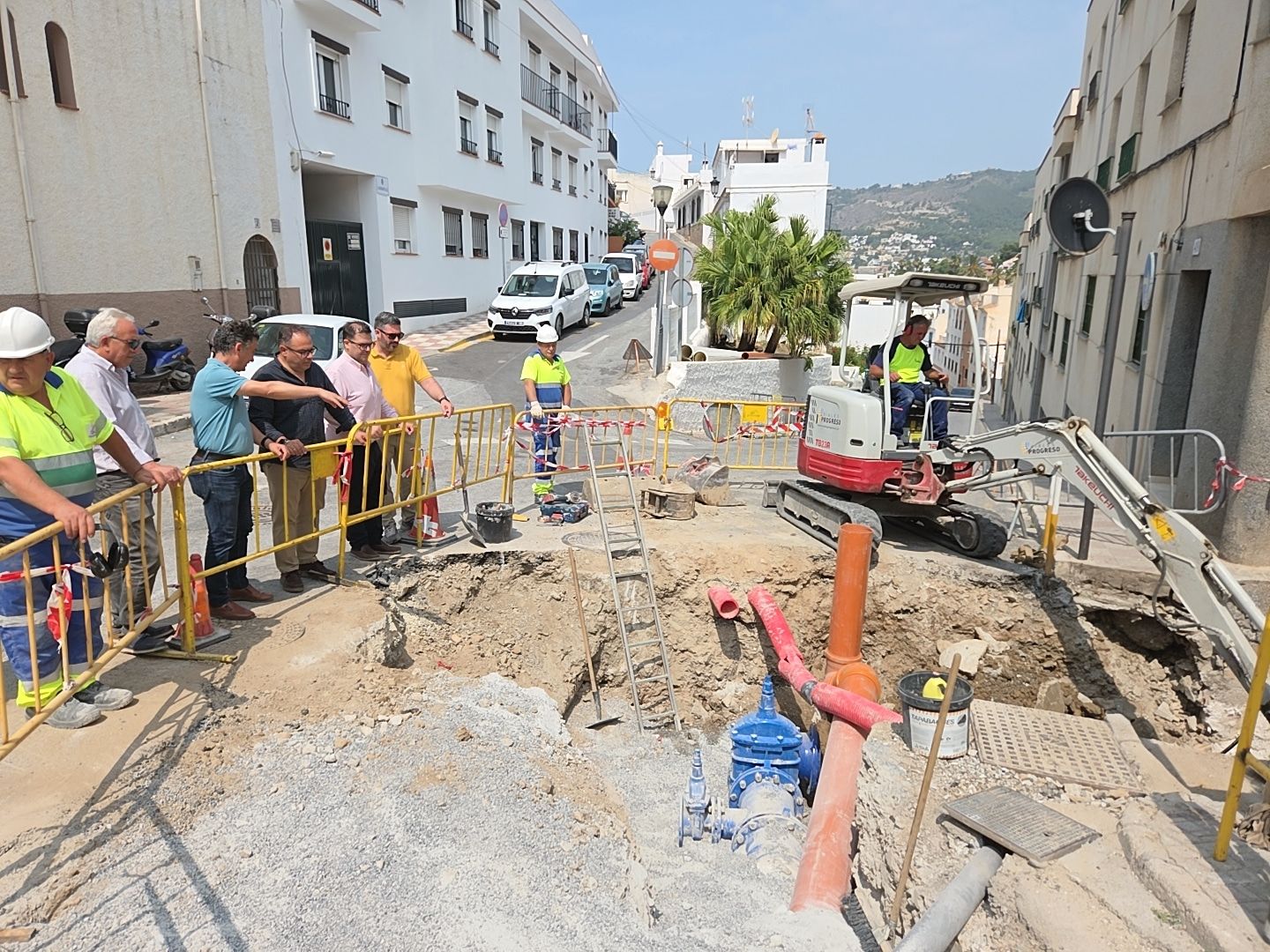 sustituyen-la-tuberia-principal-de-abastecimiento-de-agua-de-la-herradura-en-la-calle-real
