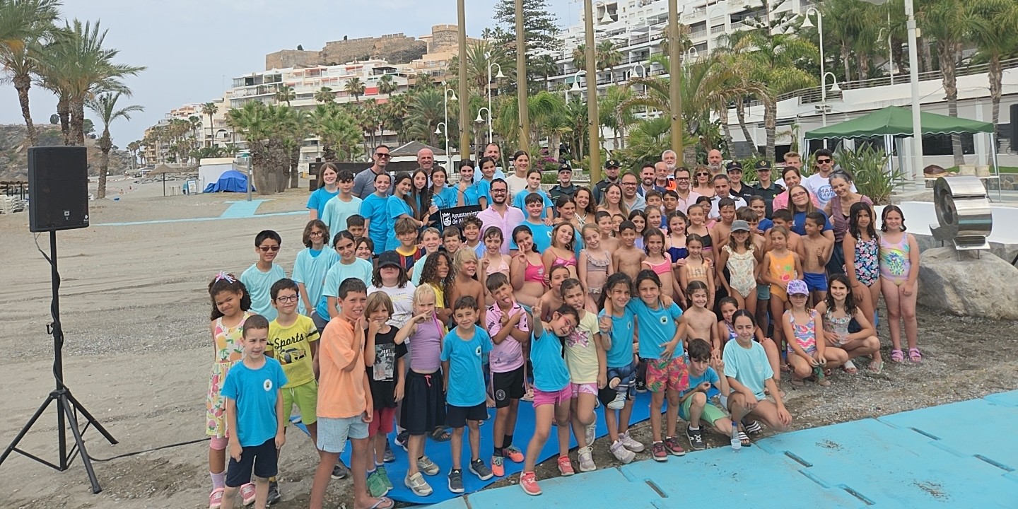 almunecar-iza-las-banderas-azules-q-de-calidad-e-iso-14001-en-velilla-san-cristobal-puerta-del-mar-marina-del-este-y-la-herradura-para-el-verano-2025