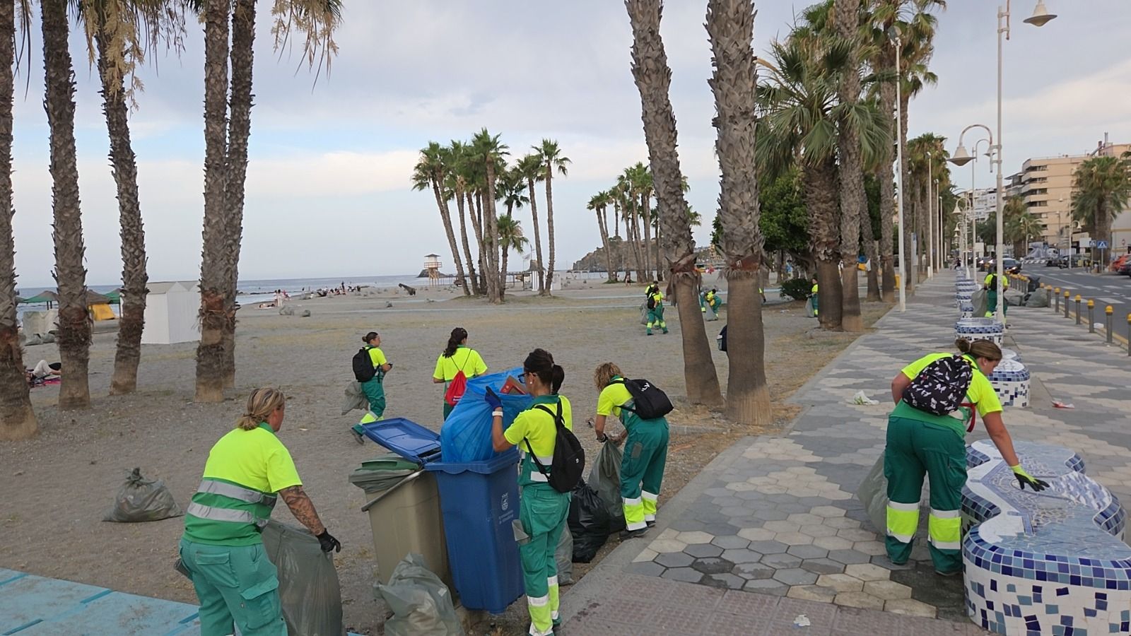 almunecar-devuelve-el-esplendor-a-sus-playas-en-pocas-horas-tras-san-juan-con-un-despliegue-de-limpieza-sin-precedentes