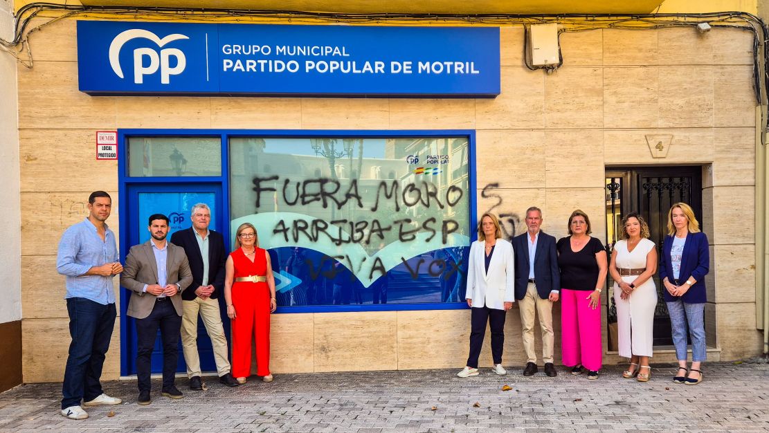 pintadas-xenofobas-en-las-sedes-del-pp-y-psoe-de-motril-generan-rechazo-institucional