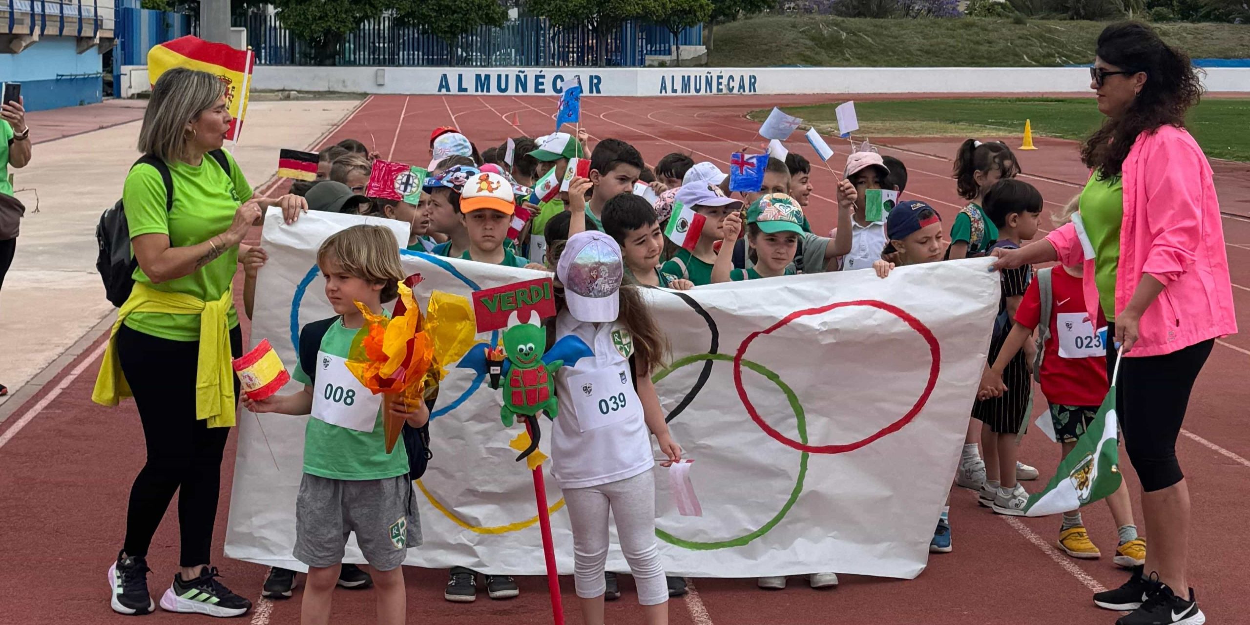 el-estadio-municipal-de-almunecar-se-llena-de-ilusion-con-las-mini-olimpiadas-del-ceip-rio-verde