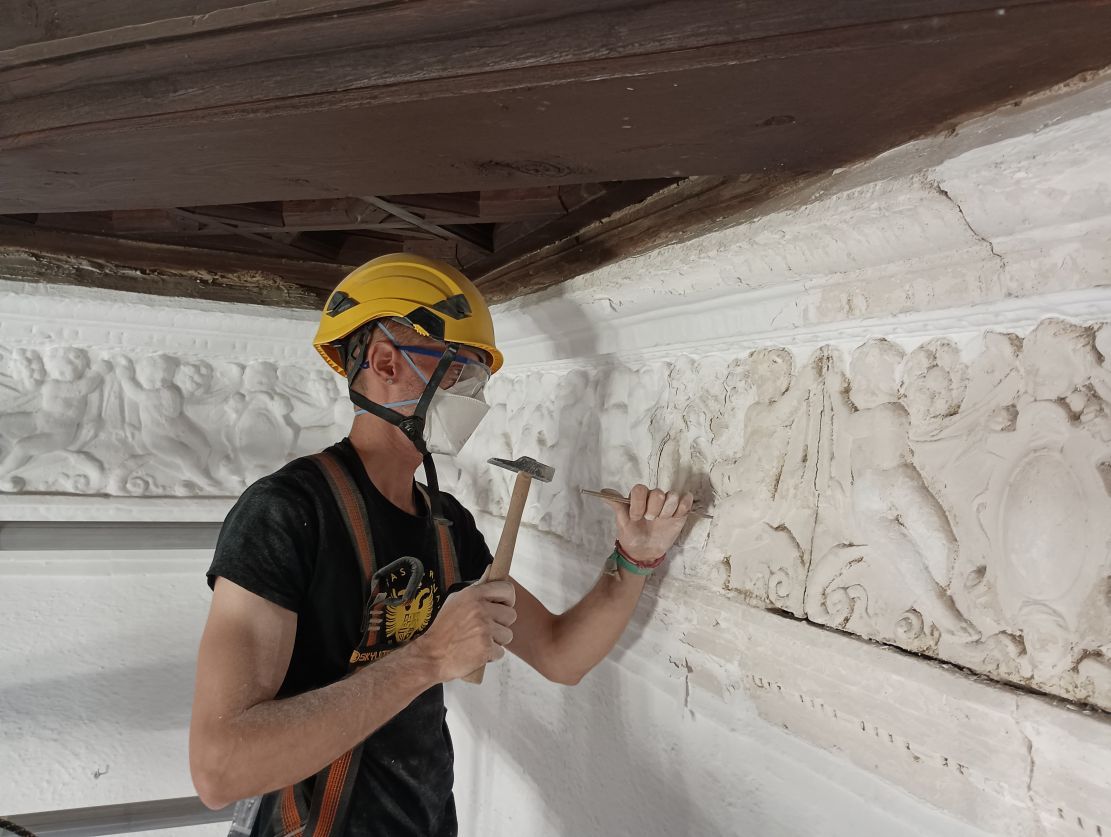 granada-el-friso-del-salon-de-rectores-se-enfrenta-a-una-segunda-fase-de-restauracion-para-recuperar-su-esplendor-original-de-cinco-siglos-atras