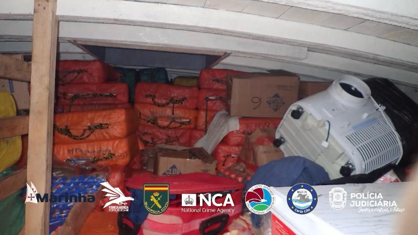interceptada-una-embarcacion-semisumergible-para-el-transporte-de-drogas-con-destino-a-las-costas-espanolas-cinco-detenidos