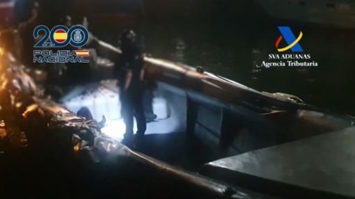 intervenidos-3-250-litros-de-combustible-y-una-embarcacion-de-alta-velocidad-de-1-200-cv-de-potencia-destinada-al-petaqueo