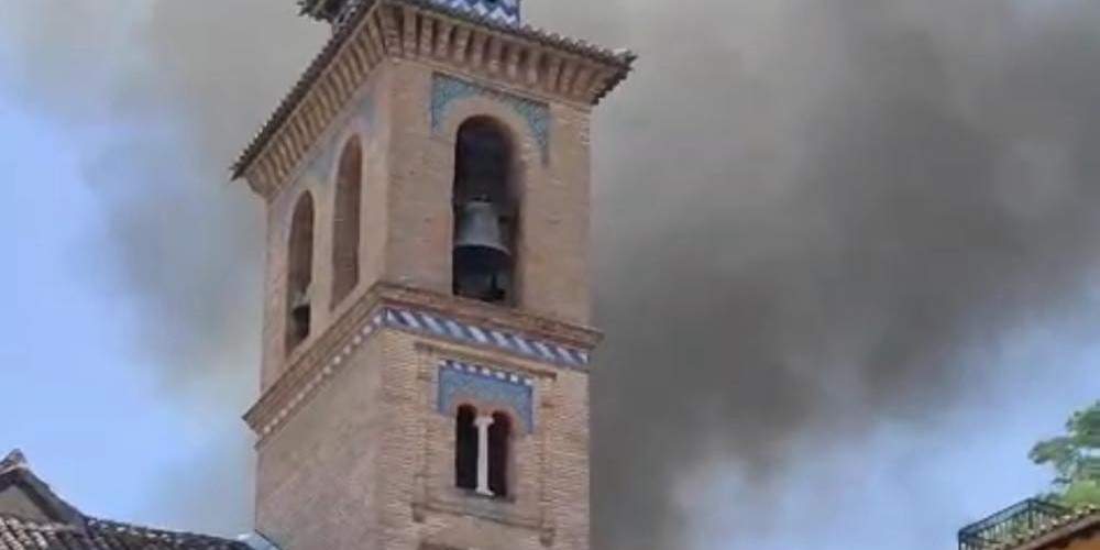 incendio-junto-a-la-iglesia-de-santa-ana-moviliza-a-los-servicios-de-emergencia-en-pleno-centro-de-granada