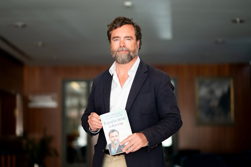 ivan-espinosa-de-los-monteros-visita-la-costa-tropical-para-presentar-su-libro-y-analizar-la-situacion-economica-de-espana