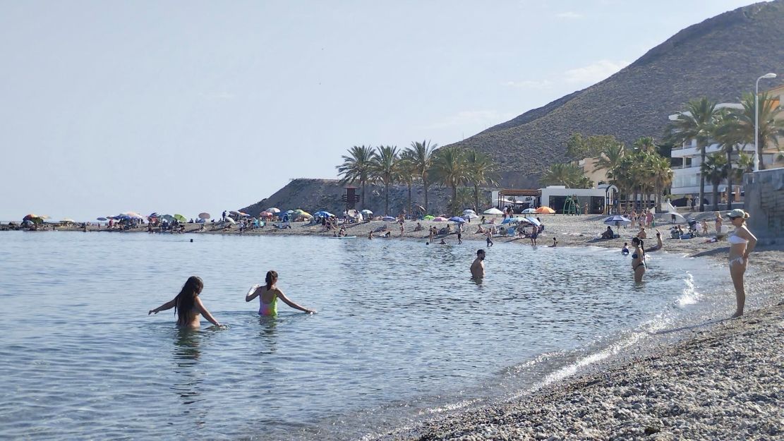 verano-anticipado-en-la-costa-tropical-playas-llenas-sol-radiante-y-un-impulso-al-turismo-local