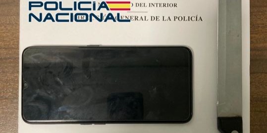 la-policia-nacional-detiene-a-un-individuo-que-habria-robado-un-telefono-movil-intimidando-a-su-victima-con-un-cuchillo