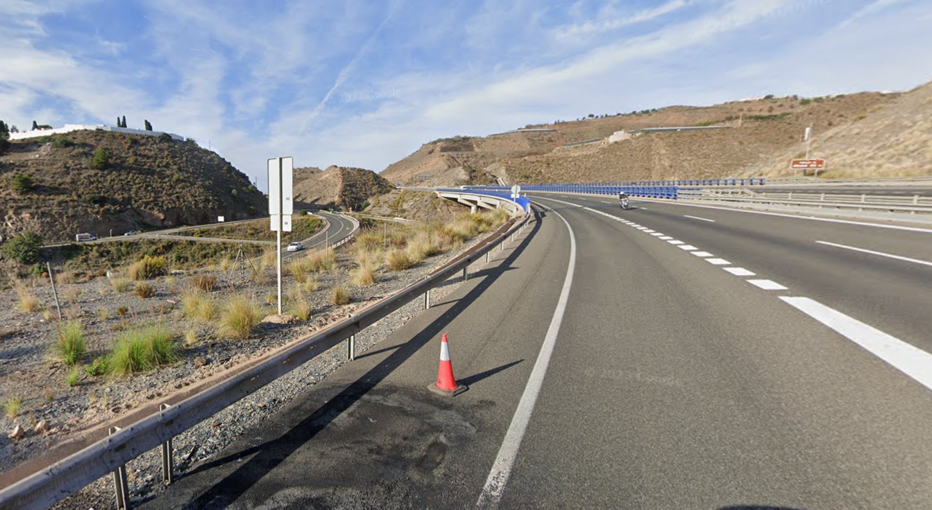 albunol-herido-un-camionero-de-43-anos-tras-volcar-en-la-a-7-a-su-paso