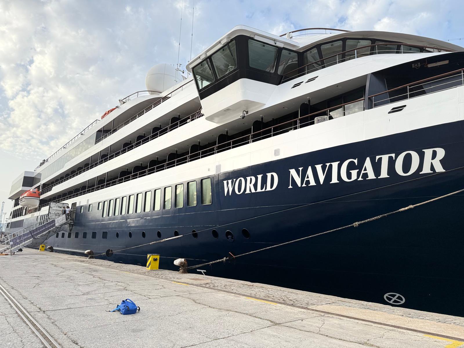 el-world-navigator-atraca-en-motril-con-183-pasajeros-y-este-jueves-arribara-el-lujoso-crucero-aurora-con-casi-1-900
