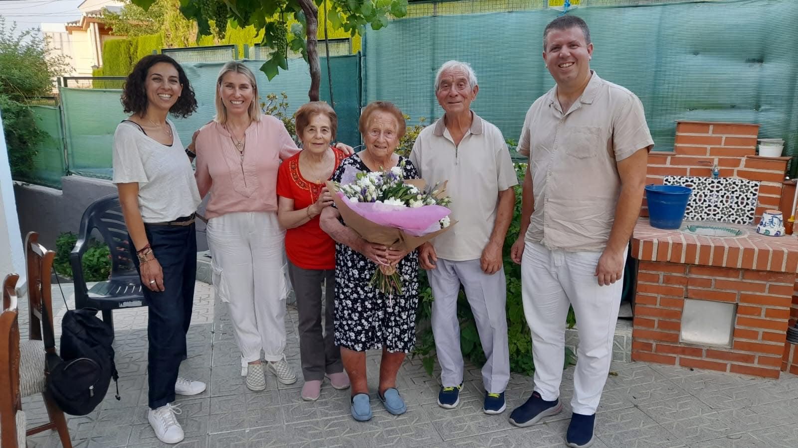 monachil-felicita-a-su-vecina-carmen-rodriguez-que-cumple-101-anos