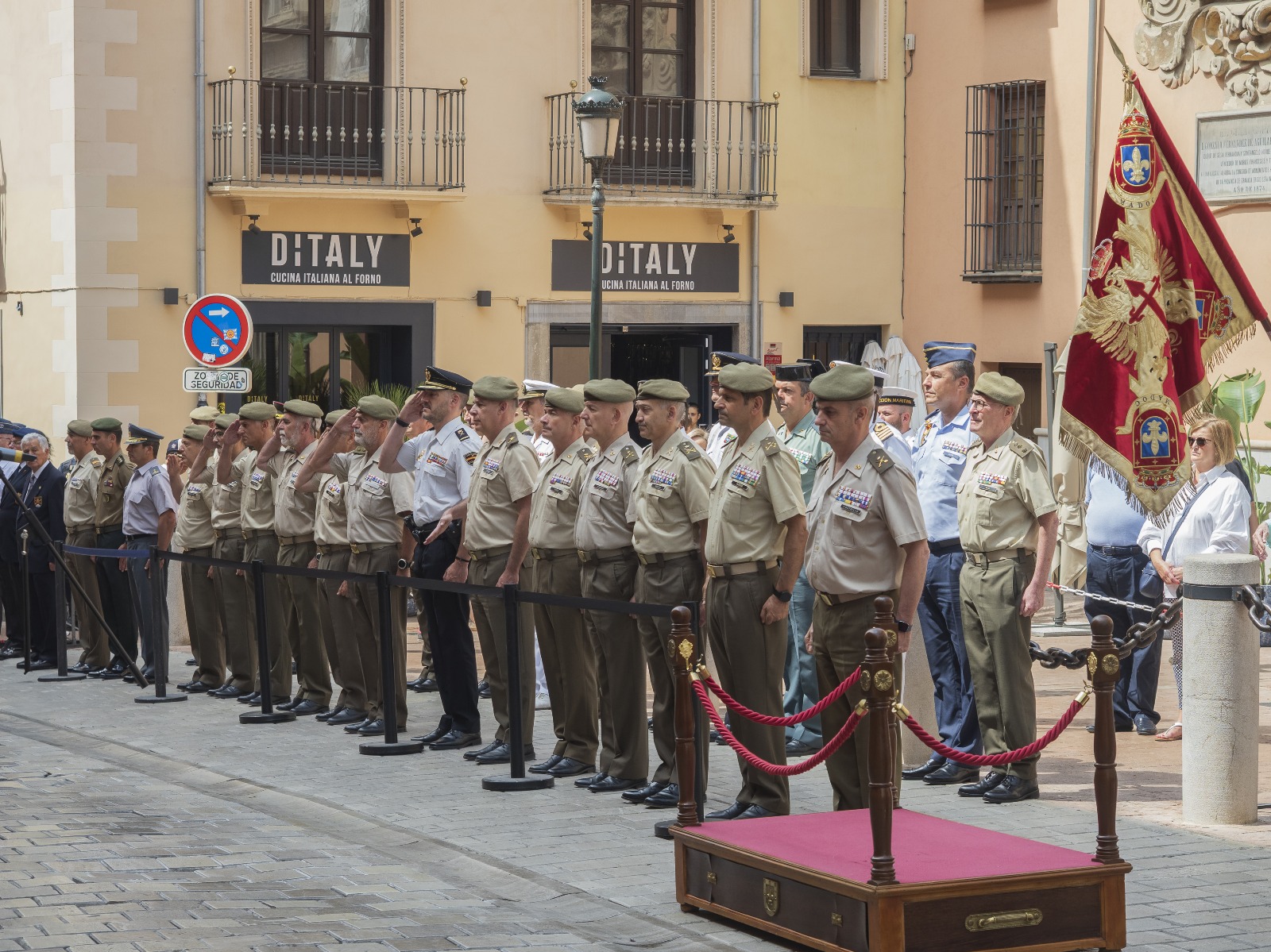 granada-rinde-homenaje-a-la-bandera-con-un-solemne-acto-militar-en-el-madoc
