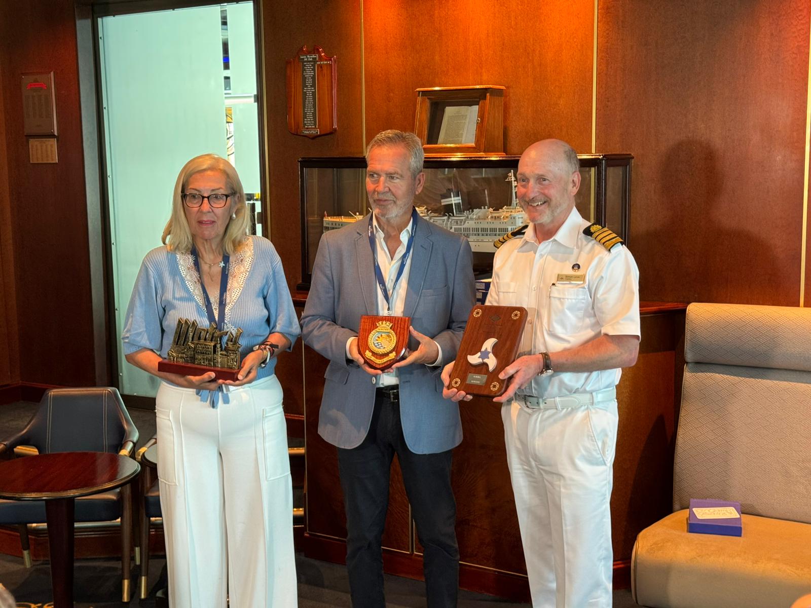 motril-el-crucero-aurora-atraca-en-el-puerto-de-motril-con-casi-1-900-pasajeros-a-bordo