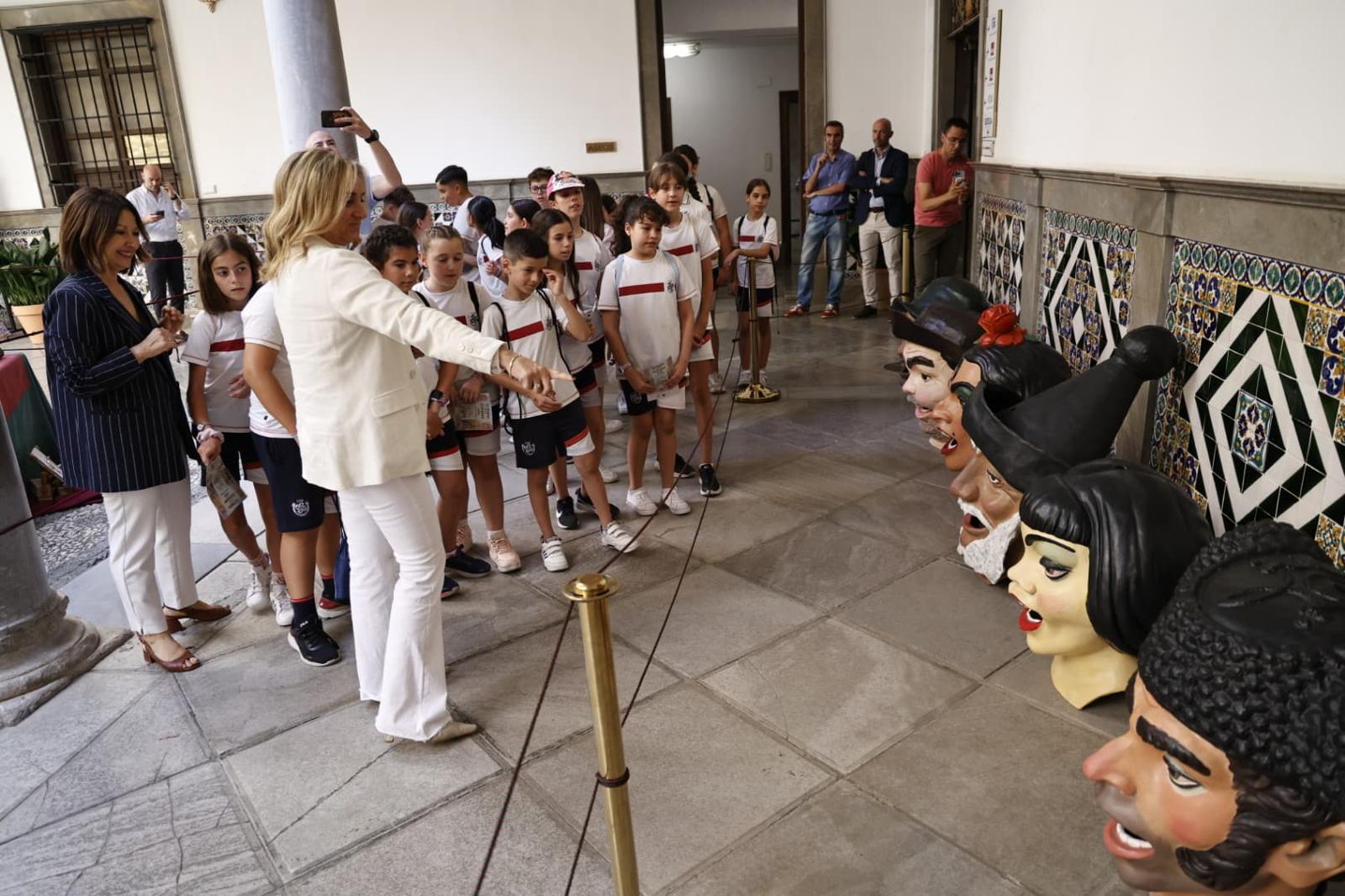 la-tarasca-y-los-cabezudos-conquistan-al-publico-infantil-en-el-patio-del-ayuntamiento