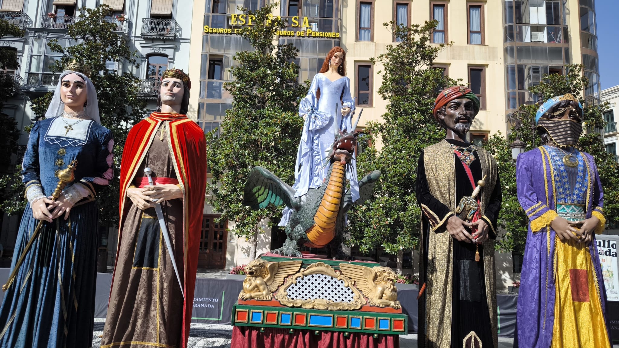 granada-la-tarasca-desfila-en-la-publica-con-un-vestido-celeste-entallado-de-seda-cola-de-volantes-y-chorreras-y-mangas-con-lazada-inspirado-en-el-generalife-las-joyas-son-de-la-herradurena-liliam