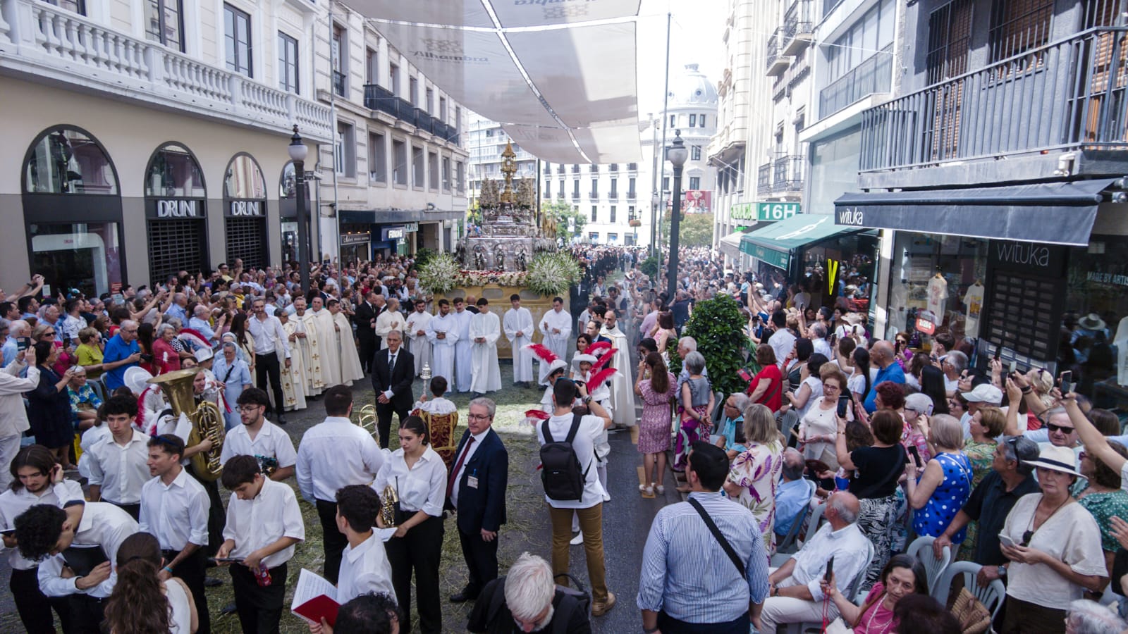 granada-revive-cinco-siglos-de-fe-y-tradicion-con-la-procesion-del-corpus-christi