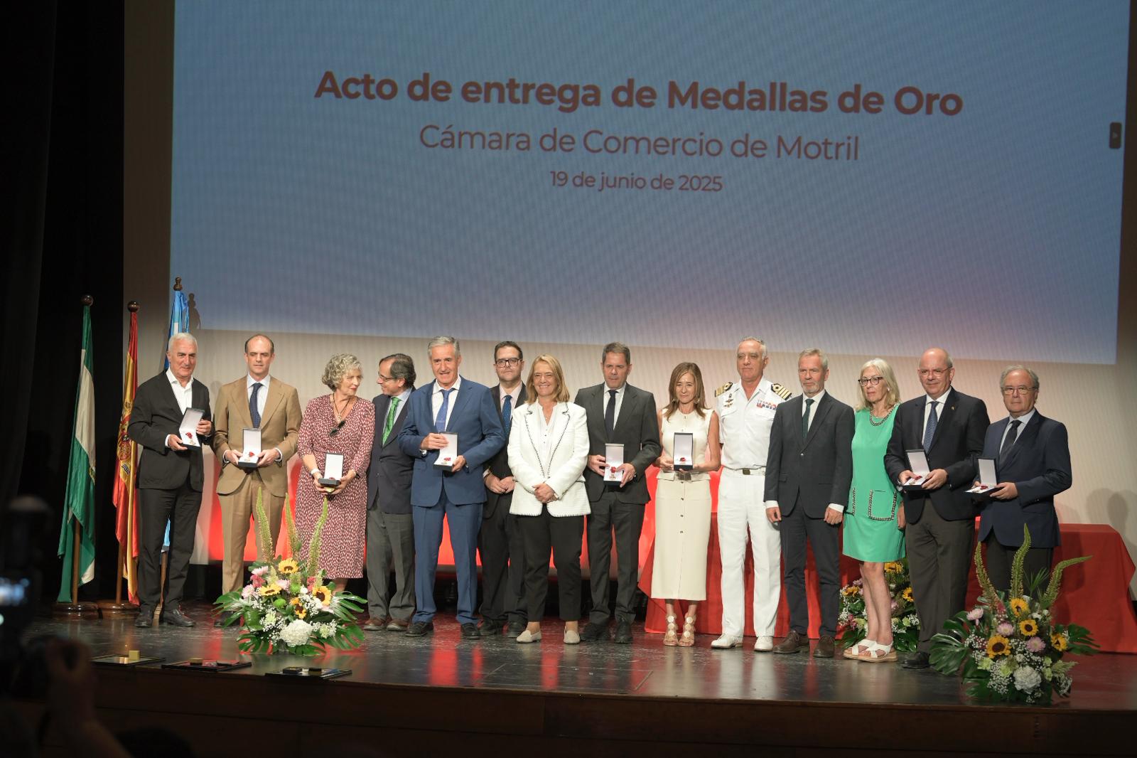 la-camara-de-motril-entrega-sus-medallas-de-oro-a-javier-sanchez-rojas-javier-collado-gerardo-cuerva-abdelhafid-aljarroudi-juan-fierro-jose-antonio-molina-antonio-lopez-y-margarita-valdivia