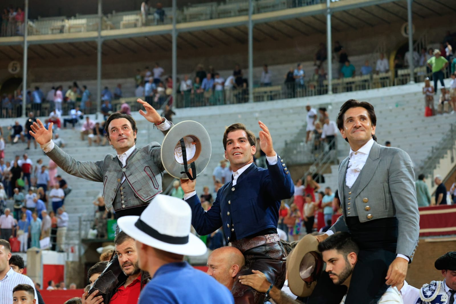 triple-salida-a-hombros-en-la-corrida-de-rejones-que-cerro-el-corpus-de-granada