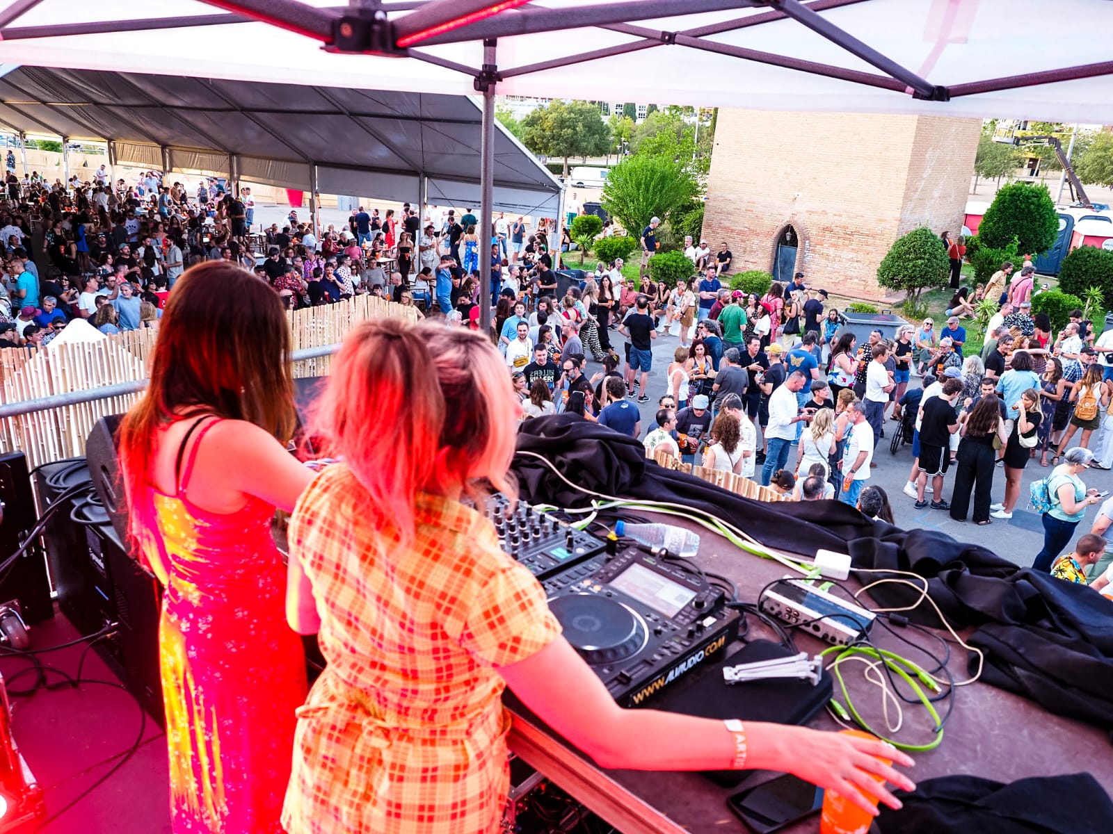 cheries-djs-el-unico-duo-femenino-del-degustafest-encienden-el-escenario-pick-up-con-una-fusion-musical-llena-de-complicidad-y-energia