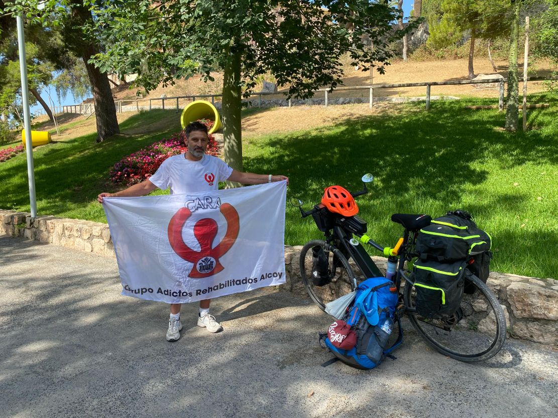 jose-moya-llega-a-motril-en-su-ruta-en-bici-entre-alcoy-y-algeciras