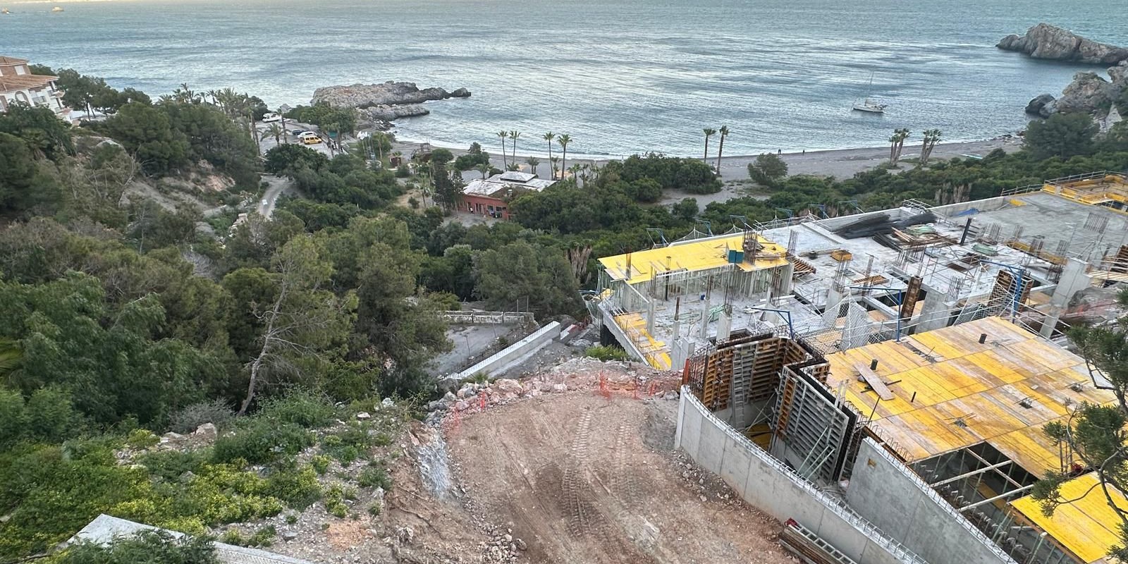 almunecar-el-psoe-pide-explicaciones-al-alcalde-por-permitir-una-construccion-en-marina-del-este-sin-garantias-de-seguridad