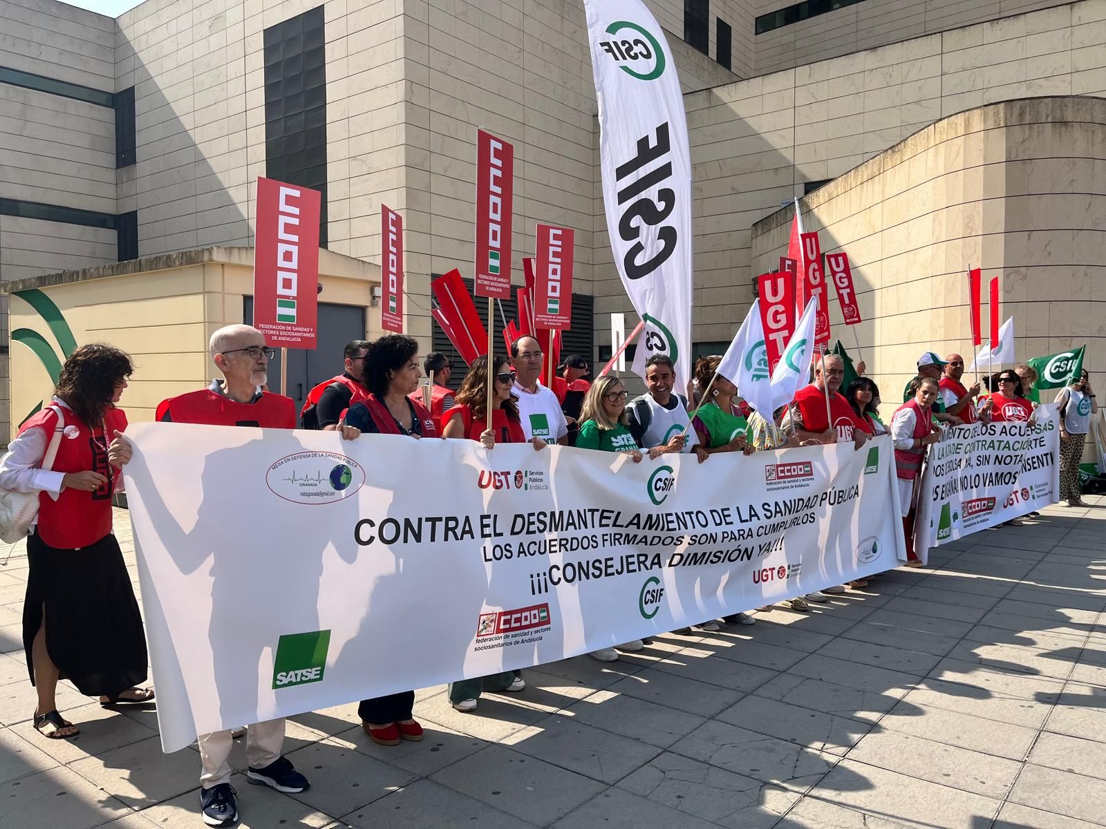 satse-csif-ccoo-ugt-y-marea-blanca-se-concentran-contra-la-falta-de-contrataciones-para-este-verano-en-la-sanidad-publica